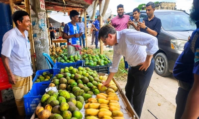 পুঠিয়া রাজবাড়ি জাদুঘর ও বানেশ্বর আমবাজার পরিদর্শন করলেন ফ্রান্সের রাষ্ট্রদূত