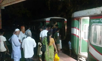 গাইবান্ধায় ট্রেনের হুক ছিঁড়ে বগি বিচ্ছিন্ন