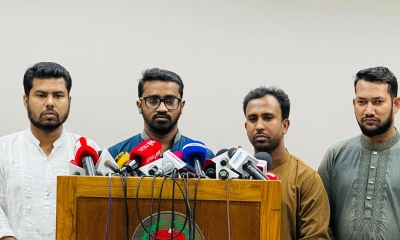 সাংবাদিকদের সঙ্গে কথা বলেন গণঅধিকার পরিষদের সাধারণ সম্পাদক রাশেদ খান। ছবি -সংগৃহীত
