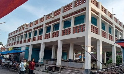 আধুনিক সুবিধা সম্পন্ন মার্কেট, অথচ দোকানি নেই