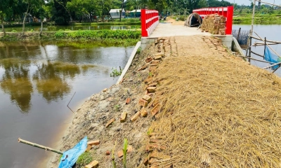 উদ্বোধনের আগেই ভেঙে যাচ্ছে কোটি টাকার সেতুর সংযোগ সড়ক