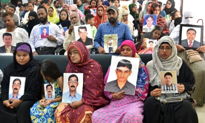 ছবি হাতে গুম হওয়া সদস্যদের স্বজনরা। ছবি- সংগৃহীত