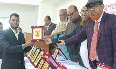 নাটোরে ২০ গুণীজন পেলেন সম্মাননা স্মারক