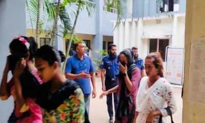 আটক হিজরাদের থানায় নেওয়া হয়। ছবি- রূপালী বাংলাদেশ