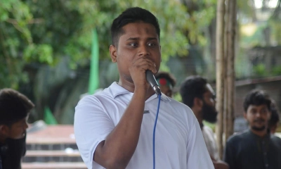 লন্ডনে গিয়ে সিজদা দিয়ে এসেছেন প্রধান উপদেষ্টা: হাসনাত