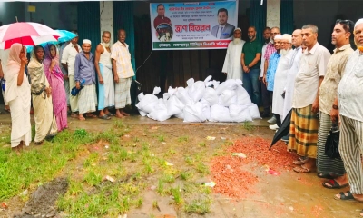 মীর হেলাল উদ্দীনের নির্দেশনায় হাটহাজারীতে শতাধিক বন্যার্ত পরিবারকে ত্রাণ বিতরণ