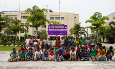 ভারতের কারাগার থেকে দেশে ফেরা ৯১ জেলেকে পরিবারের কাছে হস্তান্তর