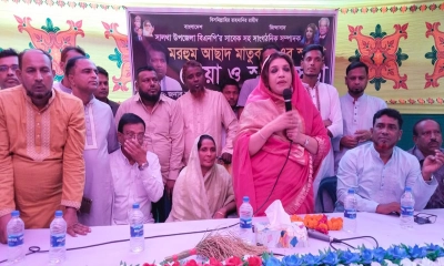 স্মরণসভা ও দোয়া মাহফিলে প্রধান অতিথি হিসেবে বক্তৃতা দেন শামা ওবায়েদ।  ছবি- রূপালী বাংলাদেশ