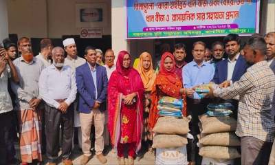 পরিষদ চত্বরে আনুষ্ঠানিকভাবে ধানবীজ ও বিভিন্ন প্রকার সার বিতরণ করা হয়। ছবি- রূপালী বাংলাদেশ