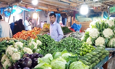 শীতকালীন সবজিতে সয়লাব বাজার, নেই ক্রেতা