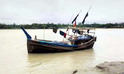 লক্ষ্মীপুরের রামগতিতে মাছ ধরার নৌকায় রান্না করায় সময় গ্যাস সিলিন্ডার বিস্ফোরণ হয়ে ৪ জেলে দগ্ধ হন। ছবি- রূপালী বাংলাদেশ