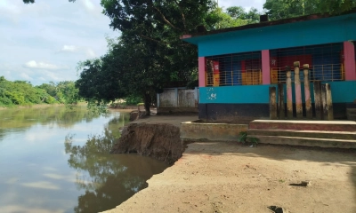 নদীতে বিলীনের পথে  প্রাথমিক বিদ্যালয়
