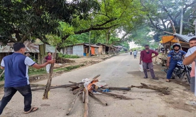 ছাত্র-জনতার ডাকে জেলায় সড়ক অবরোধ চলছে।     ছবি- রূপালী বাংলাদেশ