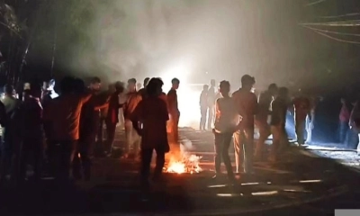 অটোরিকশা চোরকে কেন্দ্র করে পুলিশ-এলাকাবাসীর সংঘর্ষ, আহত ২০