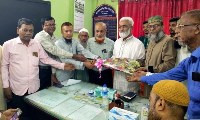 লক্ষ্মীপুরে স্কুল কমিটির সভাপতিকে ফুলেল শুভেচ্ছা