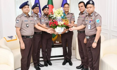 পদোন্নতিপ্রাপ্ত অতিরিক্ত আইজিপিদের র‍্যাংক ব্যাজ পরিধান