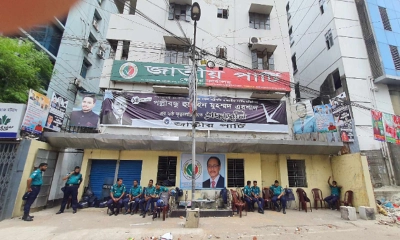 জাতীয় পার্টির কার্যালয়ের সামনে পুলিশের অবস্থান