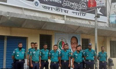 সকাল থেকেই জাতীয় পার্টির কার্যালয়ের সামনে পুলিশের অবস্থান