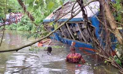 শেরপুরে নিয়ন্ত্রণ হারিয়ে বাস পুকুরে পড়ে আহত ২০, নিখোঁজ ১ শিশু