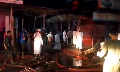 মধ্যরাতে জিরানী বাজারে ভয়াবহ আগুন