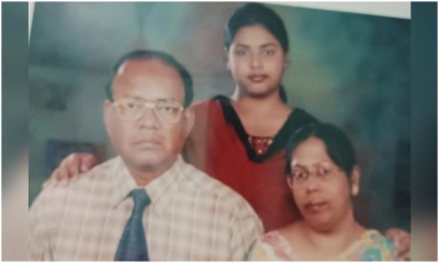 বাবা-মায়ের সঙ্গে জাবি শিক্ষিকা মৌমিতা। ছবি: সংগৃহীত