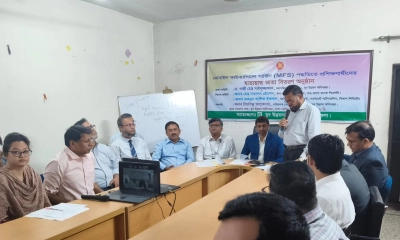 যুব উন্নয়ন অধিদপ্তরের প্রশিক্ষিত যুবদের মাঝে ভাতা বিতরণ
