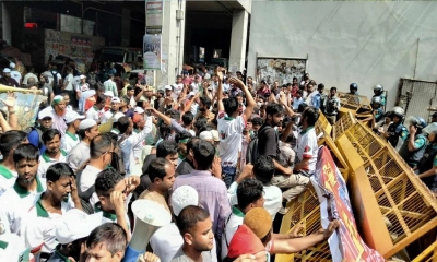 সচিবালয়ের সামনে বিক্ষোভ করছেন ‘আমরা জুলাই যোদ্ধা’ নামের একটি সংগঠন। ছবি- সংগৃহীত