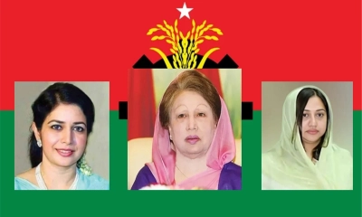 খালেদা জিয়ার পাশে পুত্রবধূ জোবাইদা রহমান ও শর্মিলা রহমান সিঁথি। ছবি- সংগৃহীত