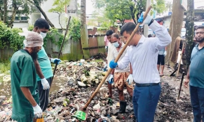 ময়লার ভাগার পরিষ্কার করলেন ইউএনও