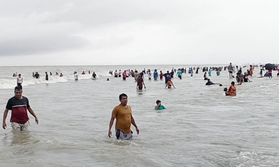 কুয়াকাটায় বৈরী আবহাওয়ার মাঝেই পর্যটকদের বাঁধভাঙা উল্লাস