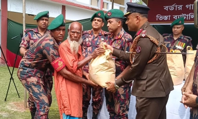 লালমনিরহাটে বন্যায় ক্ষতিগ্রস্ত শতাধিক পরিবারে পাশে বিজিবি। ছবি- রূপালী বাংলাদেশ