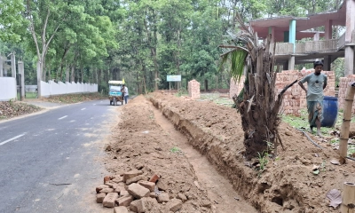 সড়কের জায়গা দখল করে বনরাণী রিসোর্টের দেয়াল নির্মাণের অভিযোগ