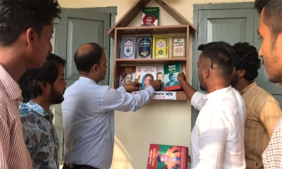 শিক্ষাপ্রতিষ্ঠানে পাঠাগার স্থাপন ছাত্রদল নেতার। ছবি- রূপালী বাংলাদেশ
