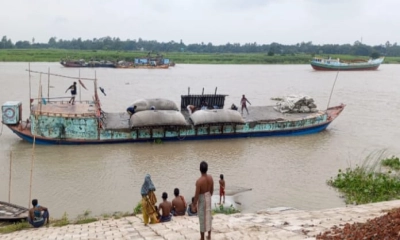 ভাঙনের ১০০ মিটার দূরে ড্রেজার বসিয়ে বালু উত্তোলন, সেই বালুতেই বাঁধ মেরামত