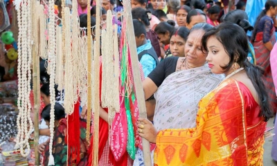 যে মেলায় ক্রেতা শুধুই নারী। ছবি- রূপালী বাংলাদেশ