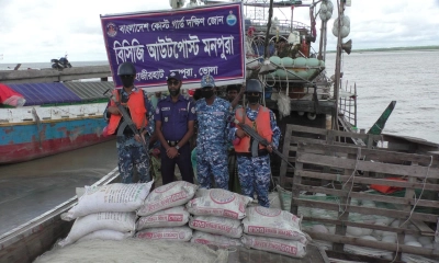মনপুরায় মিয়ানমারে পাচারকালে সিমেন্ট-সার বোঝাই ট্রলার জব্দ, আটক ১