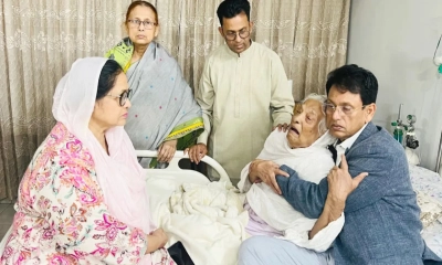 বিদেশ থেকে ফিরেই মায়ের কাছে শিক্ষামন্ত্রী