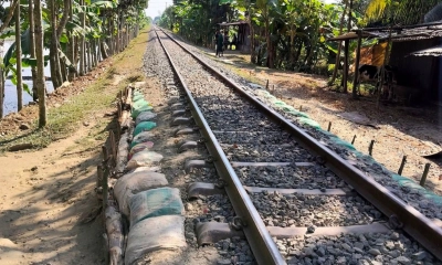 বাঁশের খুঁটি-কলাগাছ ও বালুর বস্তা ফেলে রেললাইন সংস্কার
