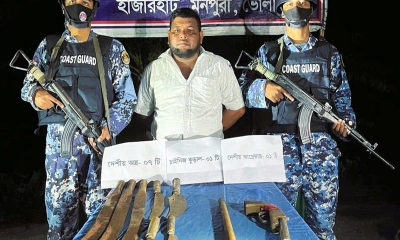 মনপুরায় কোস্ট গার্ডের অভিযানে অস্ত্রসহ স্বপন বাহিনীর প্রধান গ্রেপ্তার
