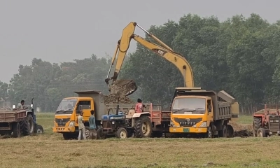 মুরাদনগরে কৃষিজমির টপসয়েল কেটে নিচ্ছে মাটি সিন্ডিকেট