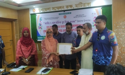 সনদ তুলে দেন মাটিরাঙ্গা উপজেলা নির্বাহী অফিসার না‌র্গিস সুলতানা। ছবি- রূপালী বাংলাদেশ