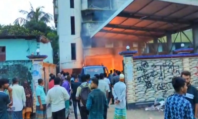 লক্ষ্মীপুরে সাবেক এমপি নয়নের বাড়িতে আগুন। ছবি- রূপালী বাংলাদেশ