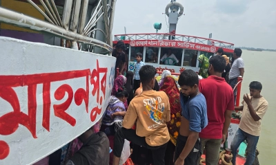 মেঘনায় বিকল লঞ্চ, নৌ পুলিশের তৎপরতায় উদ্ধার ১২০ যাত্রী