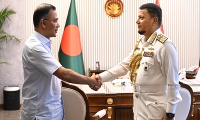 প্রধানমন্ত্রীর সঙ্গে বিদায়ী নৌবাহিনী প্রধানের সৌজন্য সাক্ষাৎ