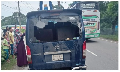 দুর্ঘটনা কবলিত মাইক্রোবাস। ছবি- সংগৃহীত