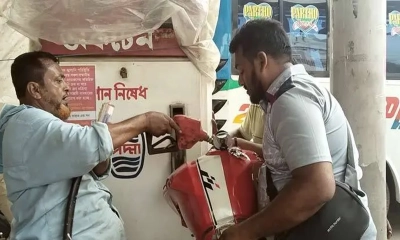 ট্যাংকি হাতে নিয়ে ৫ কিলোমিটার পাড়ি দিয়ে তেল নিলেন যুবক