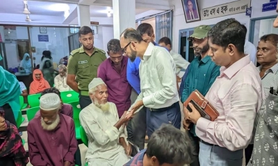 মৌলভীবাজারে একই পরিবারের ১১ দৃষ্টি প্রতিবন্ধীর পাশে জেলা প্রশাসন