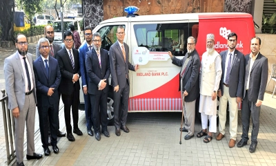 আঞ্জুমান মুফিদুলকে অ্যাম্বুলেন্স দিল মিডল্যান্ড ব্যাংক