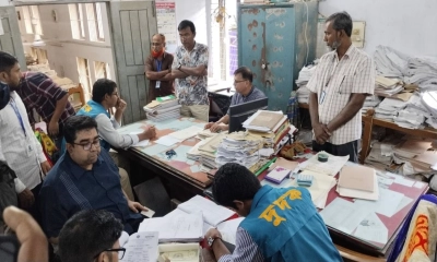 পিরোজপুরে রেজিস্ট্রি অফিস ও সাব-রেজিস্ট্রি অফিসে অভিযানে দুদক। ছবি- রূপালী বাংলাদেশ