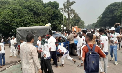 জুলাই যোদ্ধাদের সরাতে পুলিশের লাঠিচার্জ, টিয়ারশেল নিক্ষেপ